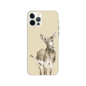 Puede incluir: Una funda para smartphone con fondo beige claro que presenta una ilustraci&oacute;n estilo acuarela de un burro marr&oacute;n. El burro est&aacute; representado con ojos expresivos, orejas erguidas y salpicaduras de pintura oscura alrededor del cuerpo.