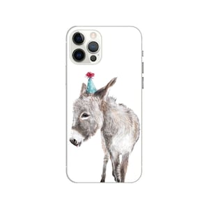 Puede incluir: Una funda de smartphone blanca con una ilustraci&oacute;n detallada de un burro gris que lleva un gorro de fiesta azul claro con lunares blancos y un pomp&oacute;n rojo. El burro se muestra de perfil, mirando a la izquierda, con un aspecto texturizado y de boceto.