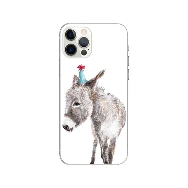 Puede incluir: Una funda de smartphone blanca con una ilustraci&oacute;n detallada de un burro gris que lleva un gorro de fiesta azul claro con lunares blancos y un pomp&oacute;n rojo. El burro se muestra de perfil, mirando a la izquierda, con un aspecto texturizado y de boceto.