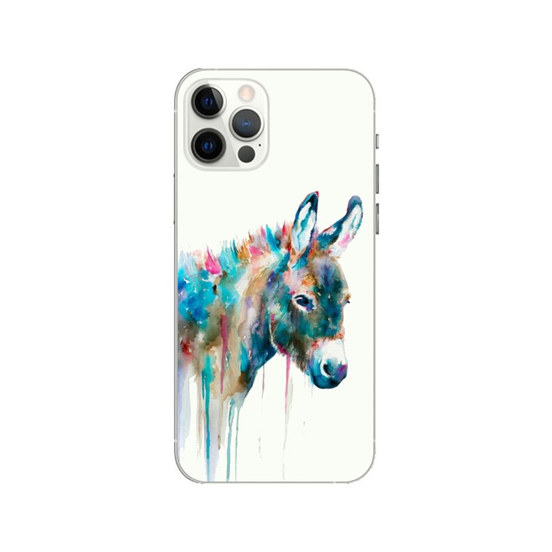 Puede incluir: Una funda de smartphone blanca con una ilustraci&oacute;n en acuarela de un burro. El burro est&aacute; representado con salpicaduras vibrantes de pintura azul, rosa y marr&oacute;n, con gotas que caen por la parte inferior del dise&ntilde;o sobre un fondo blanco.