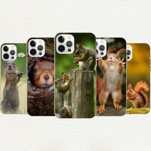 Op de afbeelding: Vijf verschillende iPhone-hoesjes met verschillende afbeeldingen van eekhoorns. De hoesjes zijn allemaal zwart en hebben een transparante plastic achterkant die de afbeelding laat zien. De afbeeldingen omvatten een eekhoorn die bessen eet, een eekhoorn die omhoog kijkt, een eekhoorn die uit een boom kijkt, een eekhoorn die op een paal staat en een eekhoorn die op een tak zit.