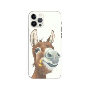 Puede incluir: Una funda de smartphone blanca con una ilustraci&oacute;n detallada de un burro marr&oacute;n con el hocico y el interior de las orejas blancos. El burro se muestra desde el pecho hacia arriba, mirando al frente, con peque&ntilde;as flores amarillas en los labios.