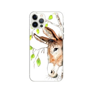 Puede incluir: Una funda transparente para smartphone con una ilustraci&oacute;n en acuarela de una cabeza de burro marr&oacute;n asom&aacute;ndose detr&aacute;s de una rama de &aacute;rbol con hojas de color verde brillante. El dise&ntilde;o incluye contornos de tinta negra sobre fondo blanco.