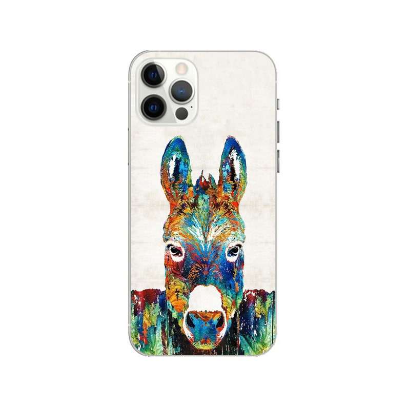 Puede incluir: Una funda para smartphone con una vibrante ilustraci&oacute;n art&iacute;stica multicolor de una cabeza de burro. El burro est&aacute; representado con pinceladas audaces y texturizadas en tonos azul, naranja, rojo y verde sobre un fondo blanco roto.