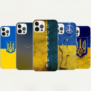 Könnte beinhalten: Fünf verschiedene iPhone-Hüllen mit Designs, die die ukrainische Flagge, die Worte "We Are Ukraine", ein Friedenssymbol und einen stilisierten ukrainischen Dreizack zeigen. Die Hüllen sind alle schwarz und haben eine strukturierte Oberfläche.