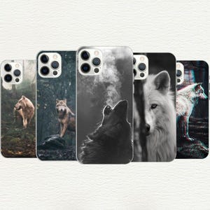 Può includere: Set di cinque custodie per iPhone con diversi design di lupi. Le custodie sono nere, bianche e grigie con immagini di lupi che ululano, corrono e stanno in piedi in un bosco.