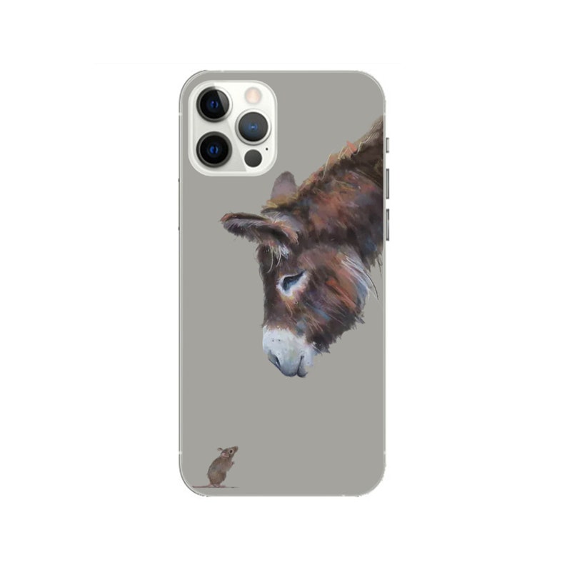 Puede incluir: Una funda de smartphone gris con una ilustraci&oacute;n detallada de un burro marr&oacute;n mirando hacia abajo a un peque&ntilde;o rat&oacute;n marr&oacute;n. El burro tiene pelaje oscuro con marcas blancas alrededor de la nariz y los ojos, el rat&oacute;n est&aacute; abajo a la izquierda.