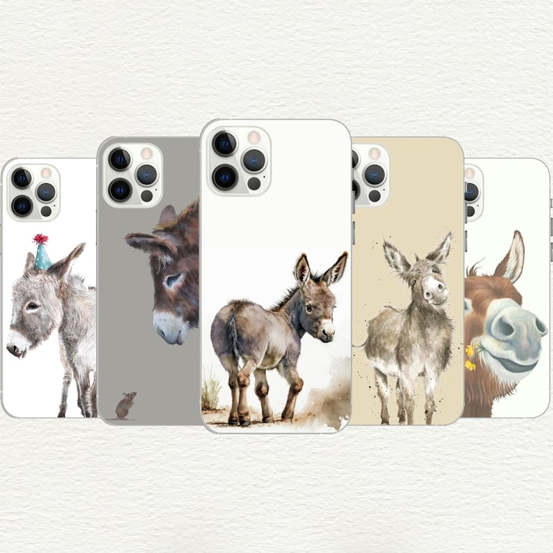 Puede incluir: Cinco fundas para smartphone con ilustraciones en acuarela de burros. Los dise&ntilde;os incluyen un burro con gorro de fiesta, un perfil lateral con un rat&oacute;n peque&ntilde;o, un burro en un campo, un burro de pie y un primer plano de una cara de burro.