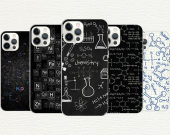 Può includere: Cinque diverse custodie per telefono con sfondo nero e formule chimiche, equazioni e diagrammi bianchi. Le custodie presentano una varietà di design legati alla chimica, tra cui tabelle periodiche, strutture molecolari e attrezzature di laboratorio.