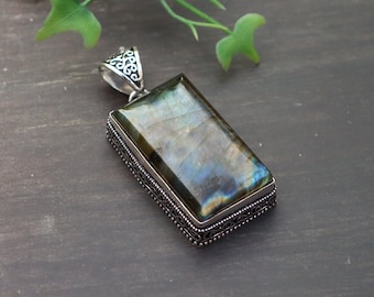 Labradorite Necklace/ Labradorite Pendant/ Silver Plated Pendant/ Vintage Pendant/ Large Labradorite Pendant/ Big Labradorite Necklace