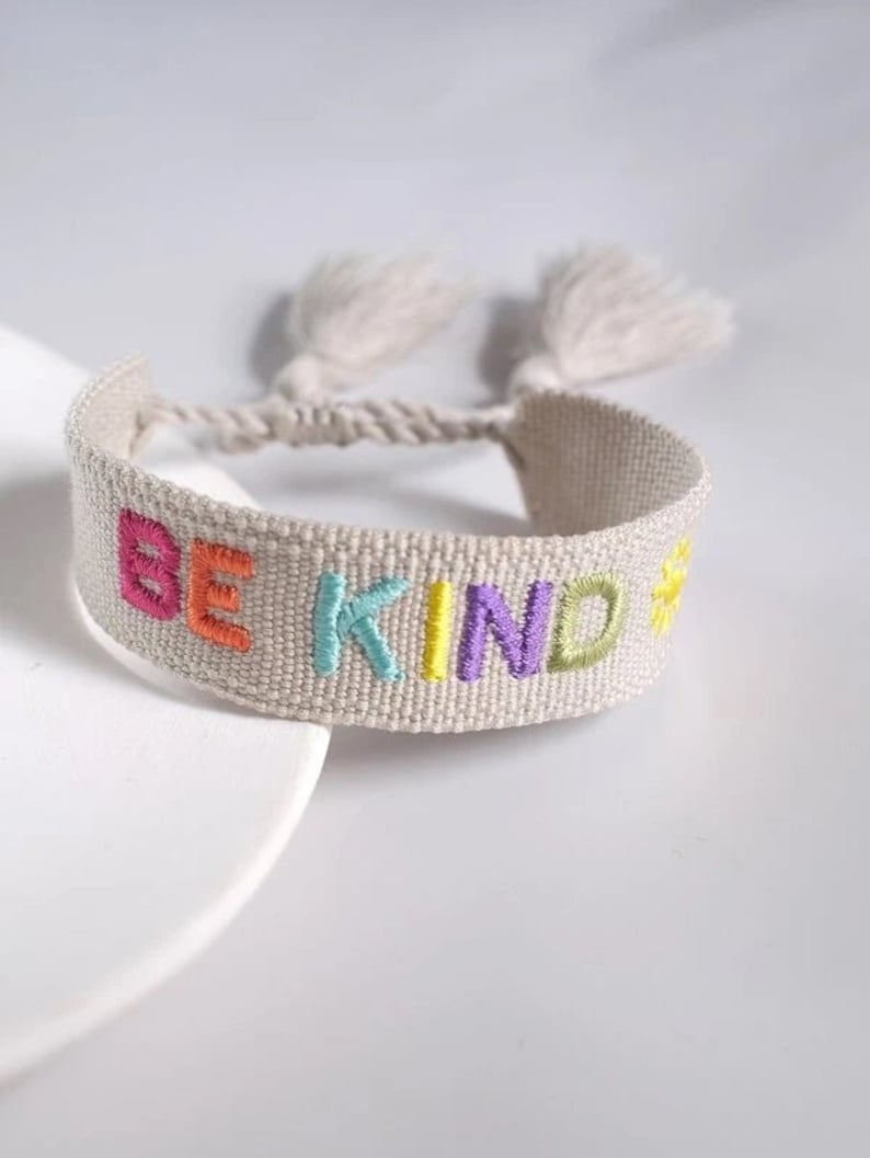 BE KIND, BESTIES, Dream, Lucky Gesticktes Quastenarmband, Mädchenzubehör, Armband, Freundschaftsarmband, Geschenk BE KIND