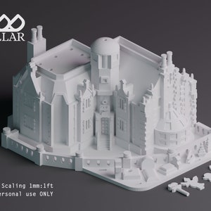 K&ouml;nnte beinhalten: Ein wei&szlig;es 3D-gedrucktes Modell eines Spukhauses mit einem Turm, T&uuml;rmchen und einem Zaun. Das Modell ist im Ma&szlig;stab 1 mm:1 Fu&szlig; gehalten und nur f&uuml;r den pers&ouml;nlichen Gebrauch bestimmt. Das Modell ist aus wei&szlig;em Kunststoff gedruckt und hat eine glatte Oberfl&auml;che.