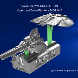 Puede incluir: Diorama plateado de los cazas Viper y Cylon de la colección Galactica 1978. El modelo presenta dos naves espaciales, una sobre un soporte con soportes verdes. El texto "Digital File is for personal use ONLY" es visible.