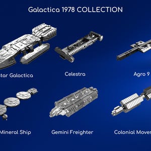 Puede incluir: Colección de modelos de naves espaciales plateadas de la "Galactica 1978 COLLECTION". La imagen muestra seis naves espaciales diferentes, incluyendo la "Battlestar Galactica", "Celestra" y "Agro 9", sobre un fondo azul oscuro.