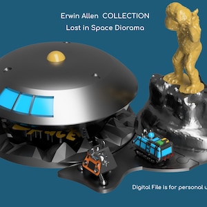 Puede incluir: Un diorama impreso en 3D de la nave espacial del programa de televisión Perdidos en el espacio. La nave espacial es gris y tiene una ventana azul. El diorama también incluye una formación rocosa gris con una figura alienígena amarilla de pie en la parte superior. El texto "Erwin Allen COLLECTION Lost in Space Diorama" está impreso en el fondo.