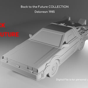 Op de afbeelding: Een lichtgrijs 3D-model van de DeLorean uit de film "Back to the Future". Het model toont de kenmerkende vleugeldeuren van de auto en details van de achterste motor. De tekst "Back to the Future" is rood.
