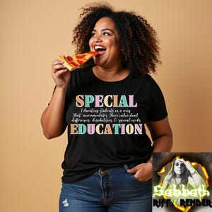 K&ouml;nnte beinhalten: Ein schwarzes T-Shirt mit dem Text "SPECIAL EDUCATION" in bunten Buchstaben. Der Text lautet: "Sch&uuml;ler in einer Weise zu unterrichten, die ihren individuellen Unterschieden, Behinderungen und besonderen Bed&uuml;rfnissen Rechnung tr&auml;gt."