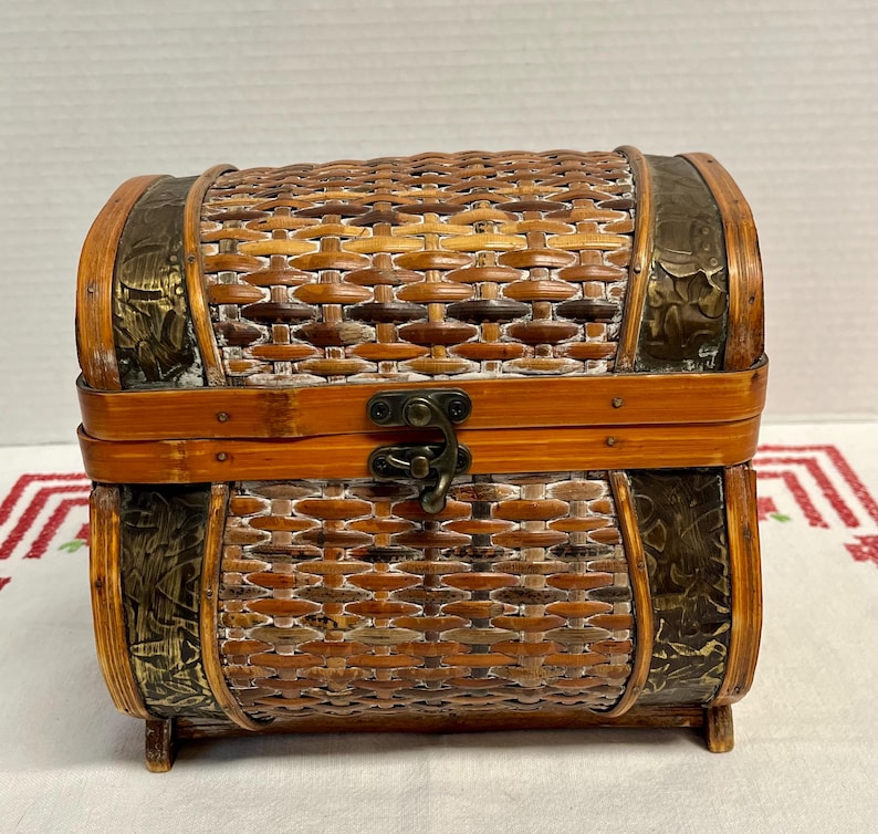 Vintage Woven Rattan Wicker Bamboo Wood Box Small Chest with handles & Metal Accents , jewelry trinket box , treasure chest, vintage trinket box