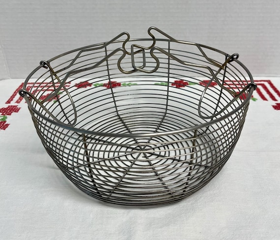 Vintage Wire Egg Baskets , Colapsable And Round , Country Farmhouse Decor