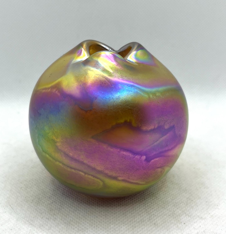 Signed Gary Levi ( LeVay ) hand blown iridescent art glass rose bowl bud vase pinched trefoil rim, vintage vase