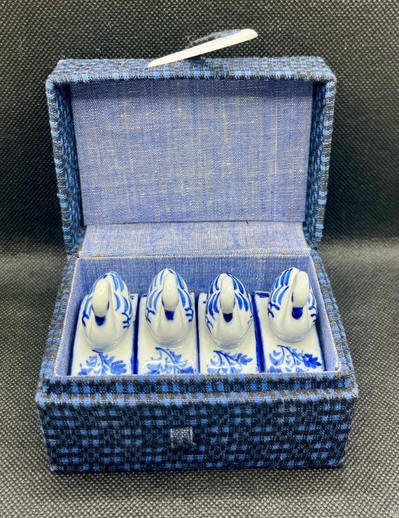 Vintage Blue and White Chinoiserie Porcelain Napkin Rings Sculpted Swans In Original Box