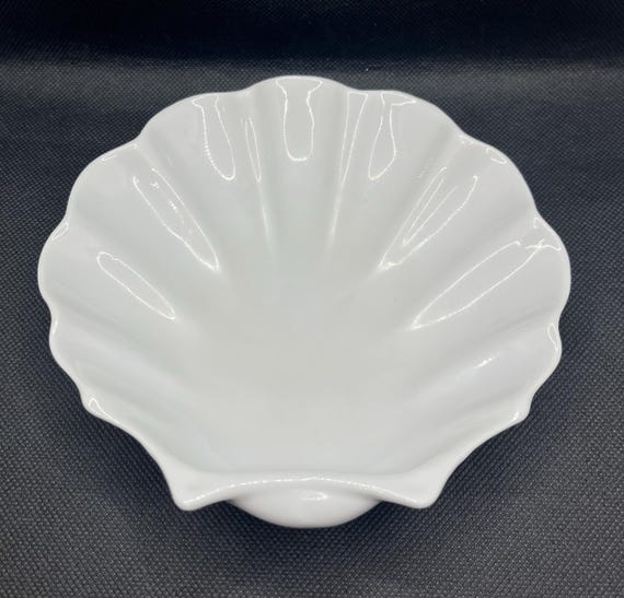 White ceramic clam shell shaped trinket soap dish