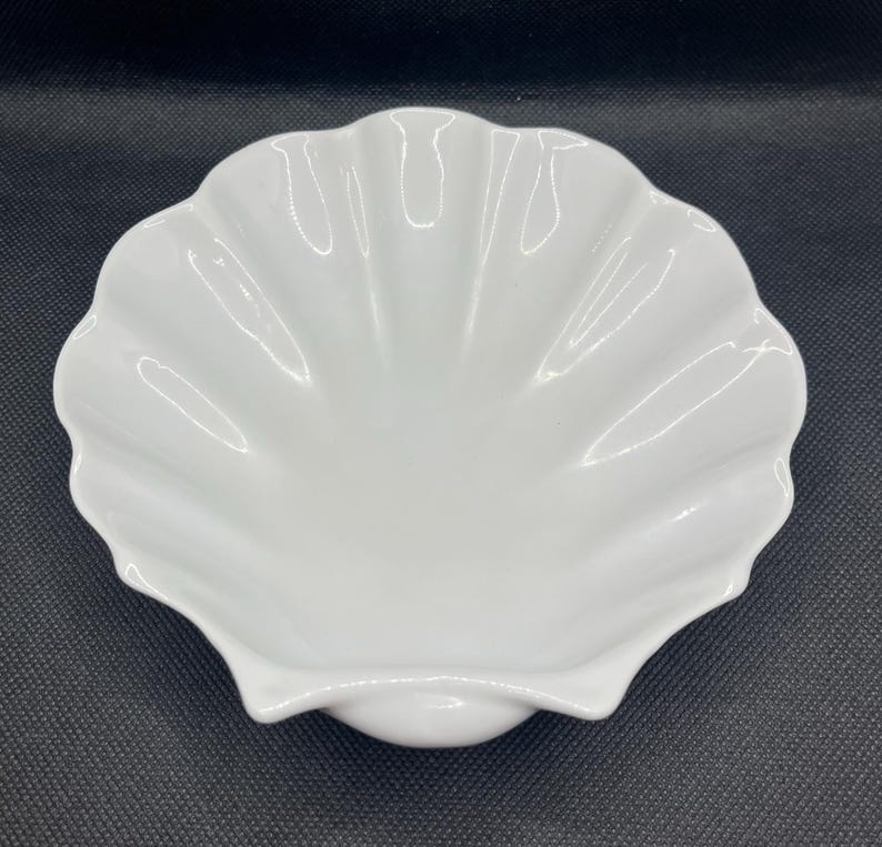 White ceramic clam shell shaped trinket soap dish, vintage trinket box