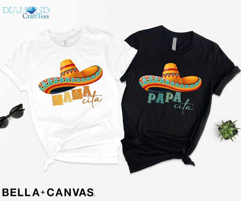 Puede incluir: Dos camisetas con un dise&ntilde;o de sombrero colorido y texto. La camiseta blanca dice "Mamacita" y la camiseta negra dice "Papa cita".
