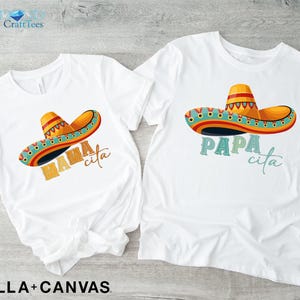 Puede incluir: Dos camisetas blancas con un dise&ntilde;o de sombrero colorido y el texto "Mamacita" y "Papa cita" impreso en ellas.