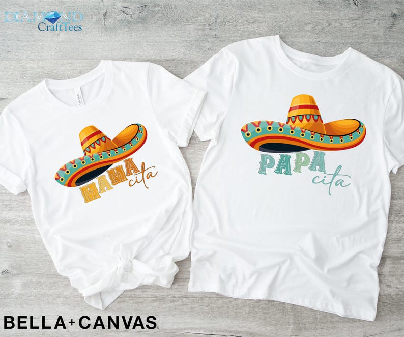 Puede incluir: Dos camisetas blancas con un dise&ntilde;o de sombrero colorido y el texto "Mamacita" y "Papa cita" impreso en ellas.