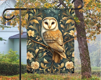 Puede incluir: Una bandera de jardín con una ilustración detallada de un búho común blanco y marrón posado en una rama. El búho está rodeado de intrincados patrones florales en tonos dorados, verdes y blancos.