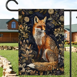 Puede incluir: Una bandera de jardín con una ilustración detallada de un zorro rojo sentado en un exuberante entorno forestal. El zorro está rodeado de intrincados patrones florales y follaje en tonos de verde, marrón y dorado. El fondo es azul oscuro con un sutil patrón estrellado.