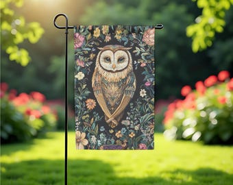 Puede incluir: Una bandera de jardín con una ilustración detallada de un búho rodeado de flores coloridas sobre un fondo oscuro.