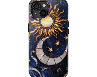 Puede incluir: Una funda de teléfono con un diseño celestial. La funda tiene un fondo azul oscuro con un diseño de sol, luna y estrellas. El sol es amarillo y naranja, la luna es blanca y las estrellas son doradas. La funda tiene un acabado brillante.