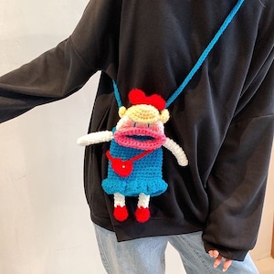 Handgemachte Umhängetasche aus Baumwolle. Amigurumi Baby Mädchen Tasche. Schlüsselanhänger Häkelpuppe. Kleine süße Umhängetasche. Lässige Mini Einkaufstasche.