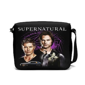 Könnte beinhalten: Schwarze Umhängetasche mit dem Wort "SUPERNATURAL" und Bildern von Charakteren. Die Tasche hat einen schwarzen Riemen und eine Autografik. Der Hintergrund ist dunkel mit lila Akzenten und Schrift.