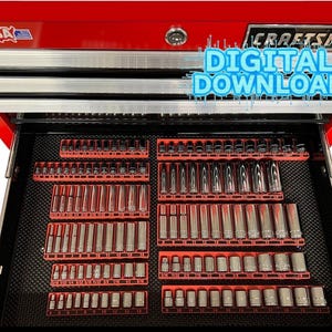 Könnte beinhalten: Roter Craftsman Werkzeugkasten mit geöffneter Schublade, die eine Sammlung von Steckschlüsseln und Werkzeugen zeigt. Die Schublade ist mit roten Organisatoren ausgekleidet, die verschiedene Steckschlüsselgrößen halten. Der Text "DIGITAL DOWNLOAD" ist zu sehen.