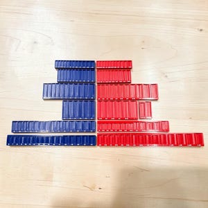 Peut inclure: Un ensemble d'organisateurs de douilles en plastique bleu et rouge disposés en rangées. Les organisateurs bleus présentent des marquages numériques, tandis que les rouges affichent des mesures en pouces. Chaque pièce comporte plusieurs fentes.