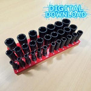 Puede incluir: Un organizador de enchufes rojo que contiene un juego de enchufes negros de varios tamaños. Los enchufes están dispuestos en filas y etiquetados con números. Las palabras "DIGITAL DOWNLOAD" están en texto azul estilizado en la esquina superior derecha.