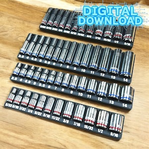 Op de afbeelding: Een set van 14 dopspanners in een zwarte kunststof koffer. De dopspanners zijn gerangschikt in rijen, met de maten aangegeven in inches. De koffer is gelabeld met "DIGITAAL DOWNLOAD".