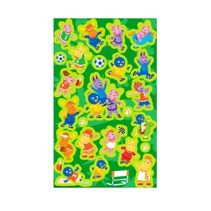 Puede incluir: Una hoja de pegatinas coloridas con personajes de dibujos animados en varias poses deportivas. Las pegatinas incluyen balones de fútbol, pelotas de béisbol y personajes con uniformes deportivos. El fondo es verde brillante con un borde blanco.