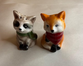 Adorabili e kitsch coppia di saliere e pepiere in ceramica a forma di procione e volpe