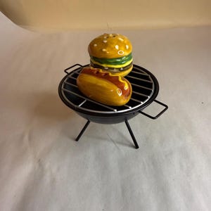 セラミック製ホットドッグ＆チーズバーガー型ソルト＆ペッパーシェーカー（バーベキューグリルキャディ付き）