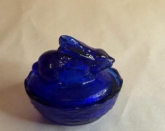 Mini coniglio coniglietto Summit Cobalt su saliera a nido