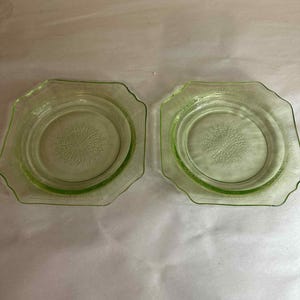 Par de platos de postre de vidrio de uranio verde princesa de Anchor Hocking