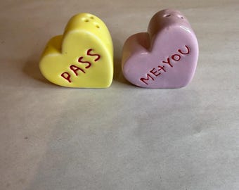 Salero y pimentero de cerámica con forma de corazón de San Valentín