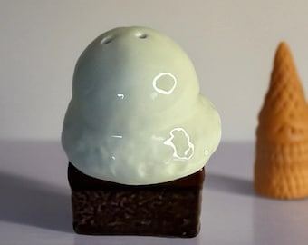 Par de saleros y pimenteros de cerámica con forma de brownie y helado