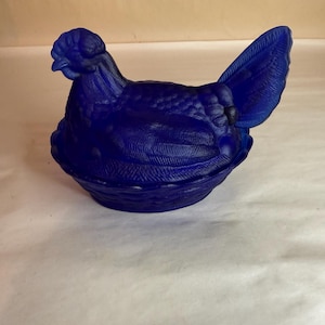 Gallina sul nido blu cobalto satinato