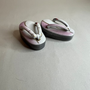 Vintage japanischer traditioneller Schuh Sandalen Salz und Pfefferstreuer