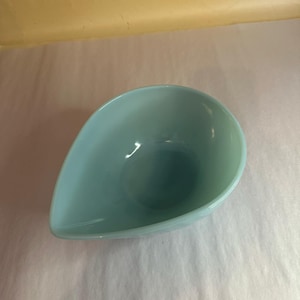 Vintage FireKing Delphite Blue Swedish Teardrop Miska do mieszania 8”